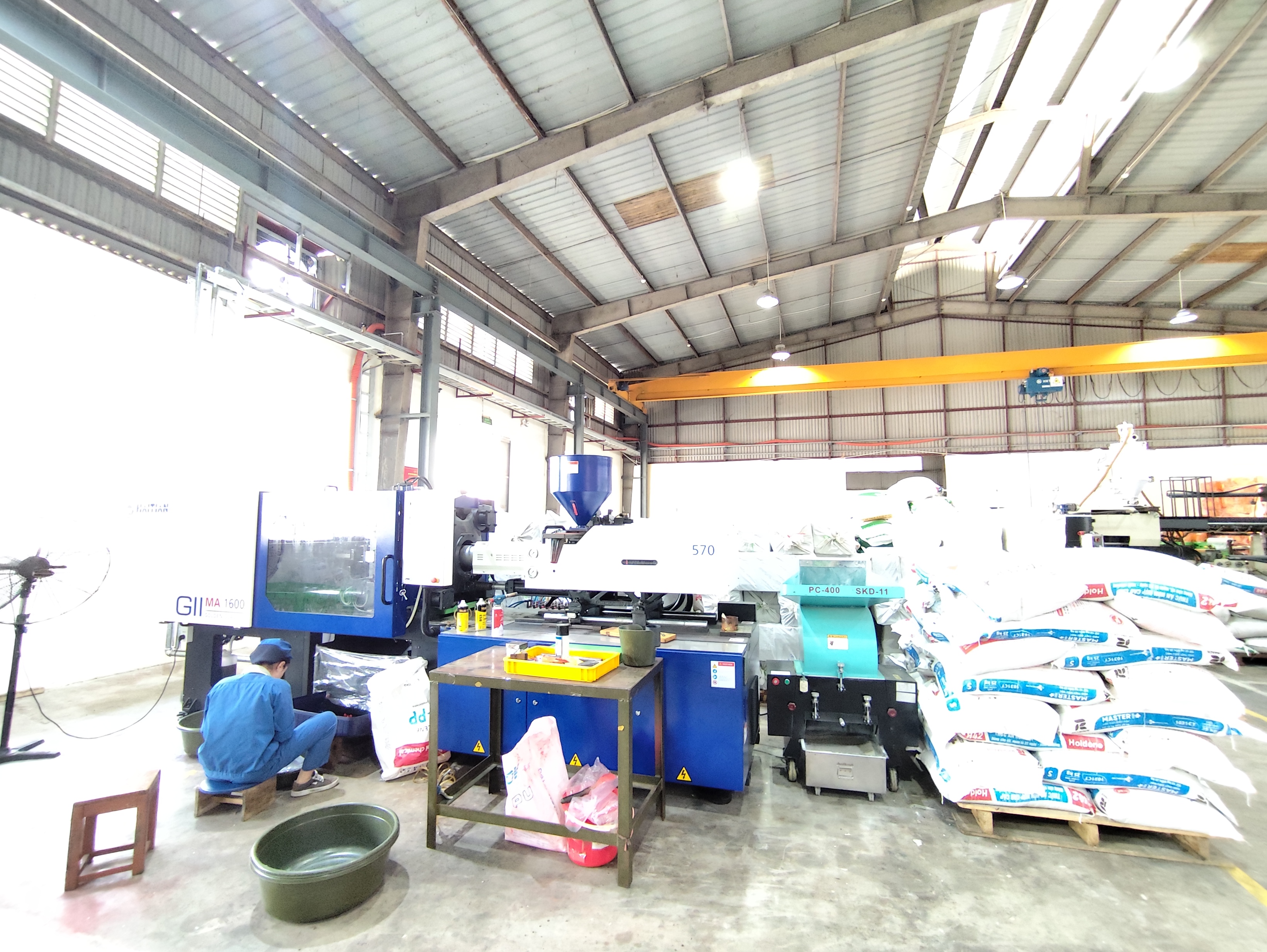 Plastic injection molding machine 2.jpg